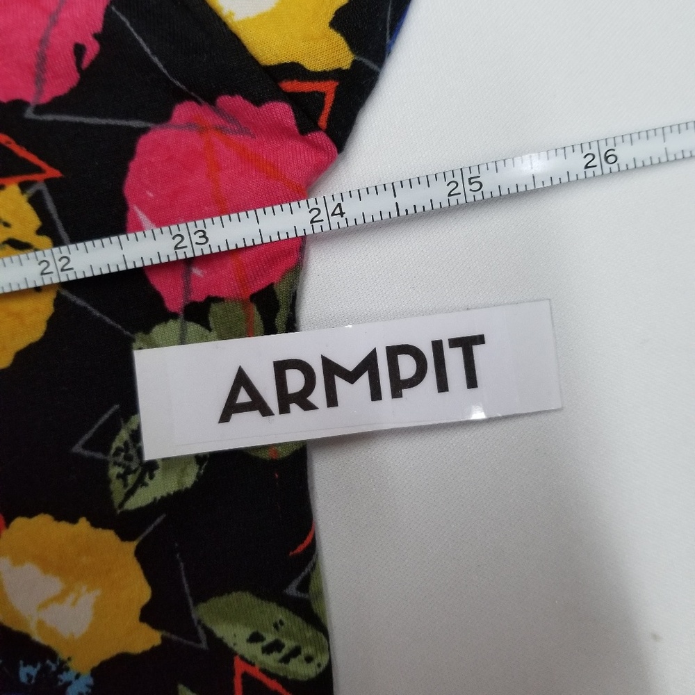 ✅Lularoe XS Roses Irma Tunic Tee - P - Picture 4 of 7